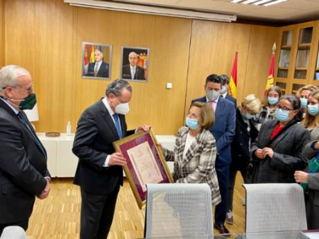 Entrega de distinción a la viuda de Martín